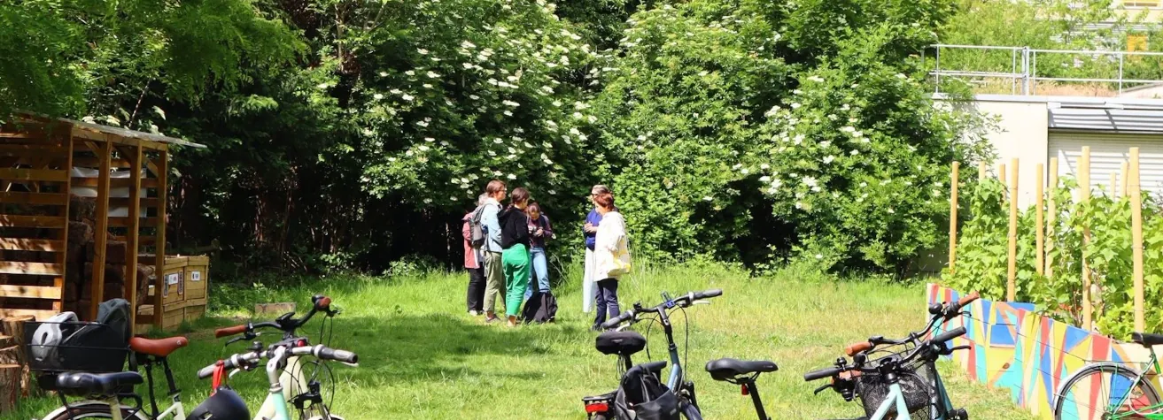 Les Cols Verts en action Plusieurs personnes dans la nature avec des vélos au premier plan