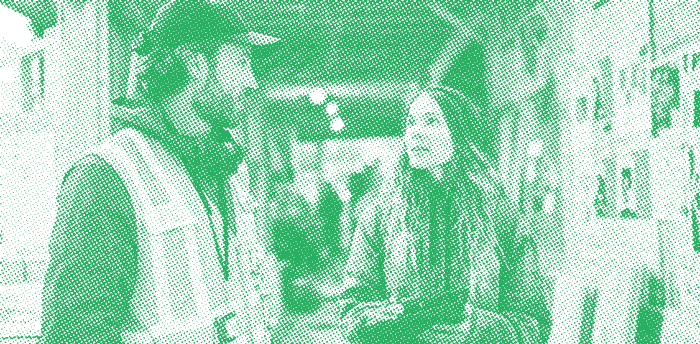 Deux personnes discutes des nouvelles réglementations environnementales